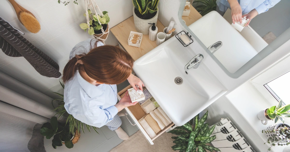 Femme dans sa salle de bains organisée
