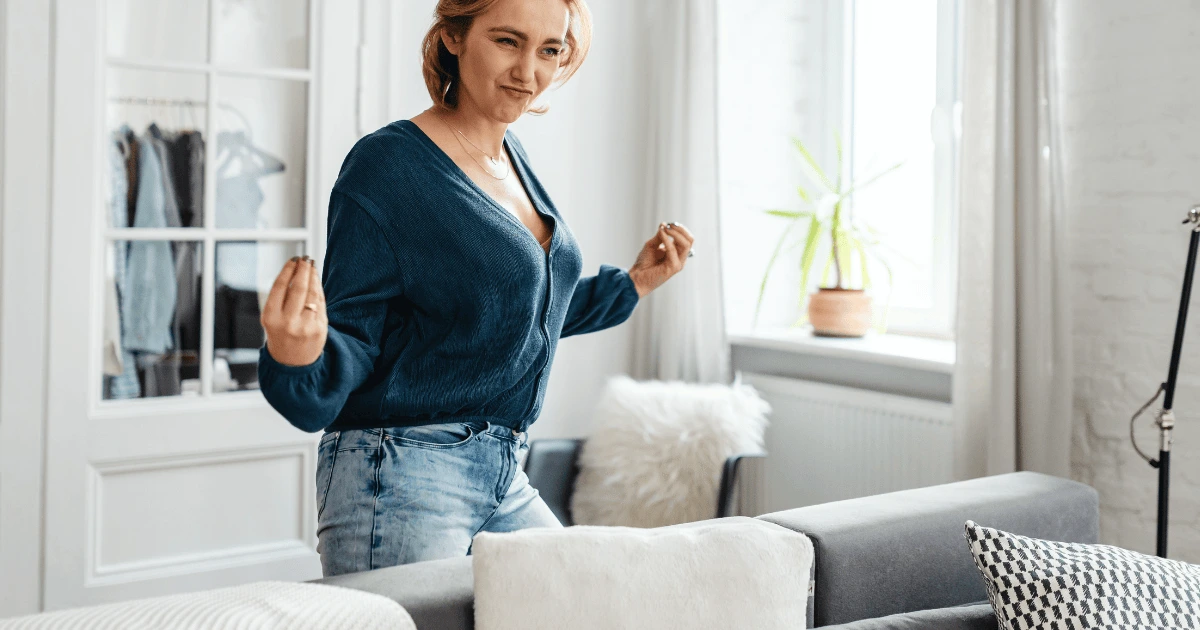 Femme qui semble joyeuse dans sa maison