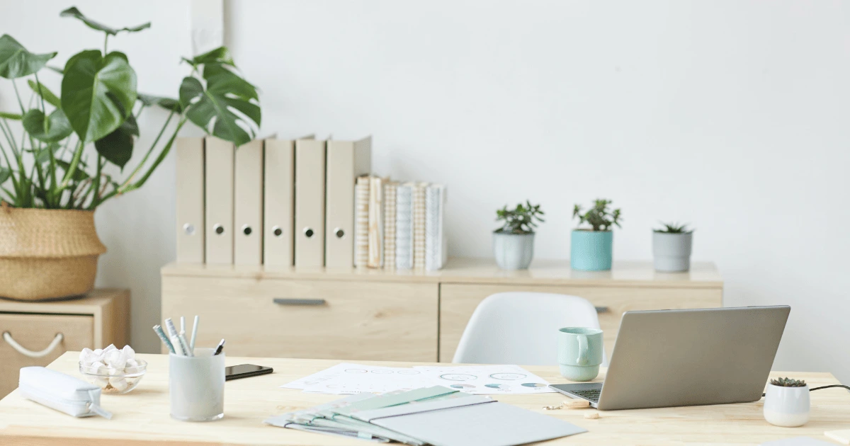 Espace bureau organisé et épuré à la maison