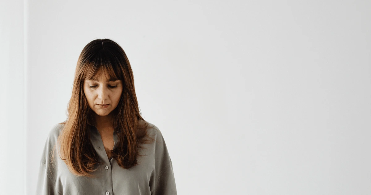 Femme qui semble triste, fermée, soucieuse