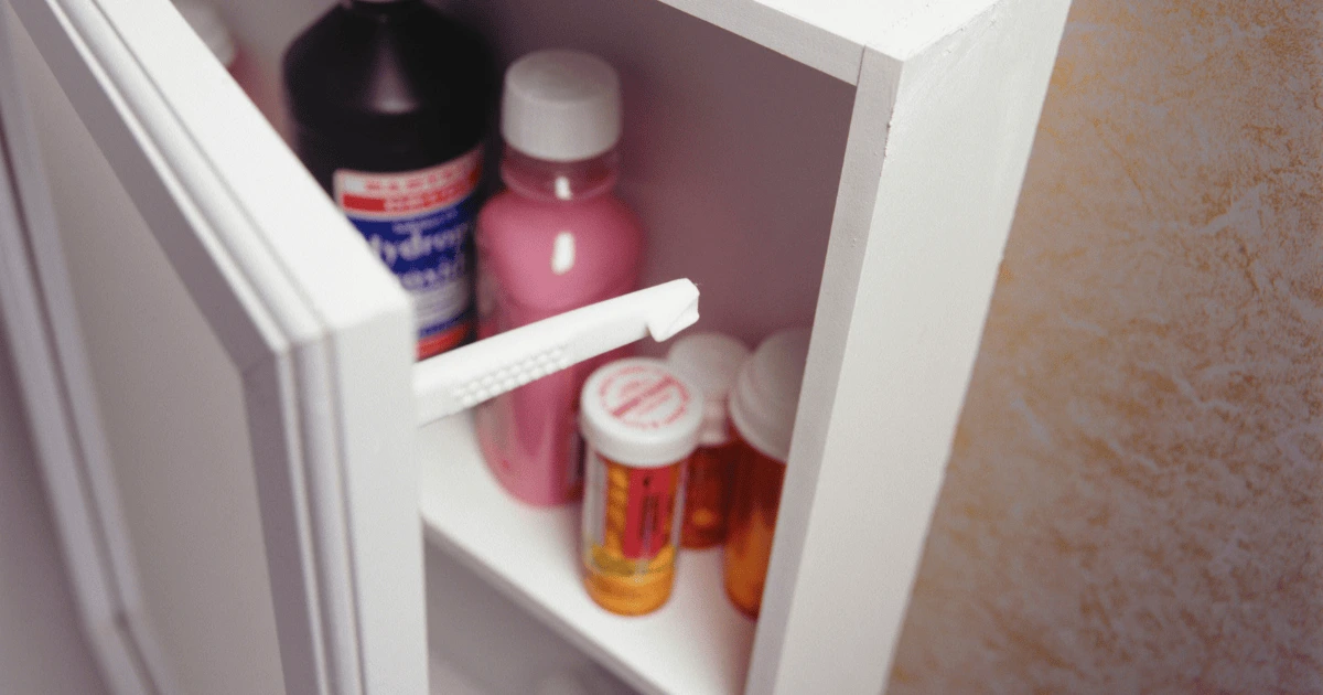 image d'une boîte à pharmacie ouverte : on y voit des médicaments. Sujet abordé : le tri des médicaments