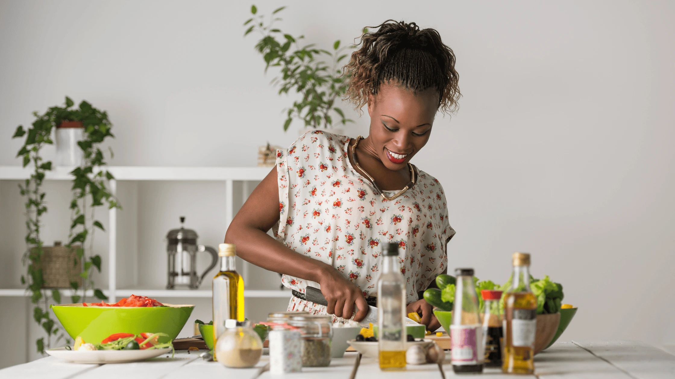 Femme qui cuisine sereinement.