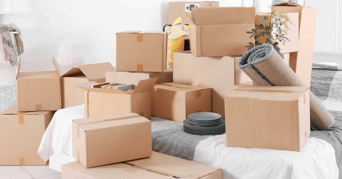Le faux déménagement comme technique de tri : imaginer devoir emballer toute sa maison pour désencombrer et garder l’essentiel.