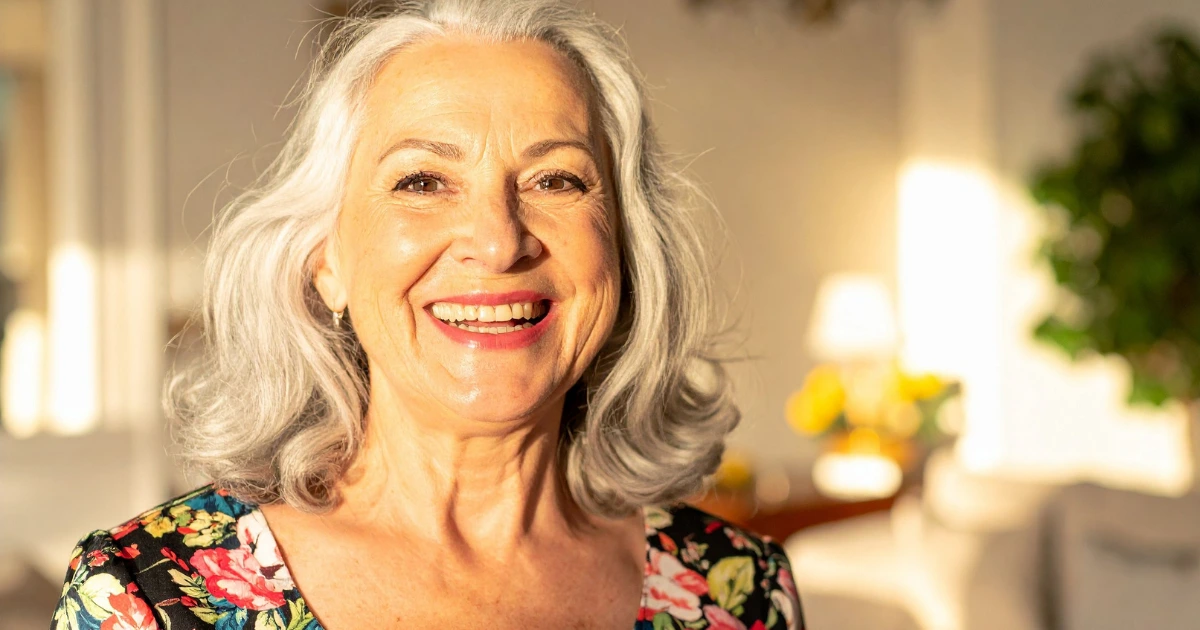 Femme illustrant l’idée de bien vivre chez soi plus longtemps grâce à une maison organisée