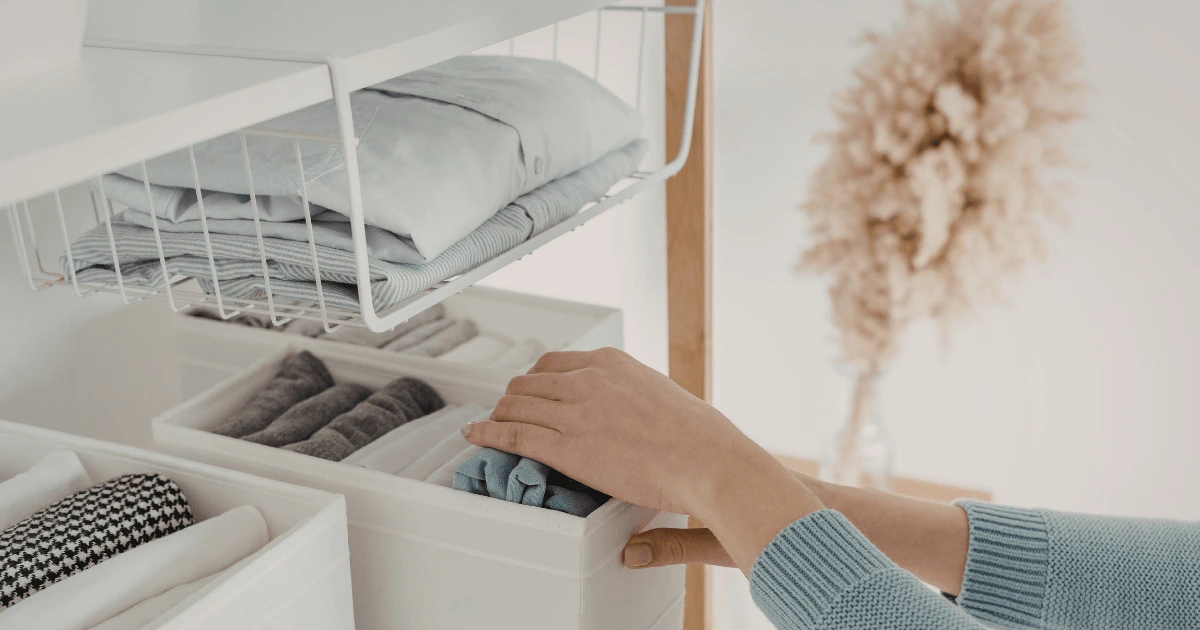 12 accessoires d’organisation pour la maison : idées de rangements simples pour simplifier le quotidien et organiser facilement son intérieur.