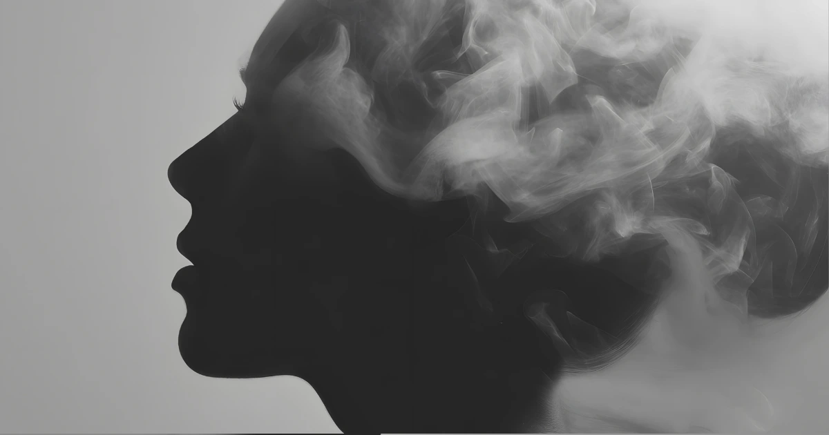 Silhouette femme fumée pensées - charge mentale tiraillements intérieurs processus tri désencombrement changement