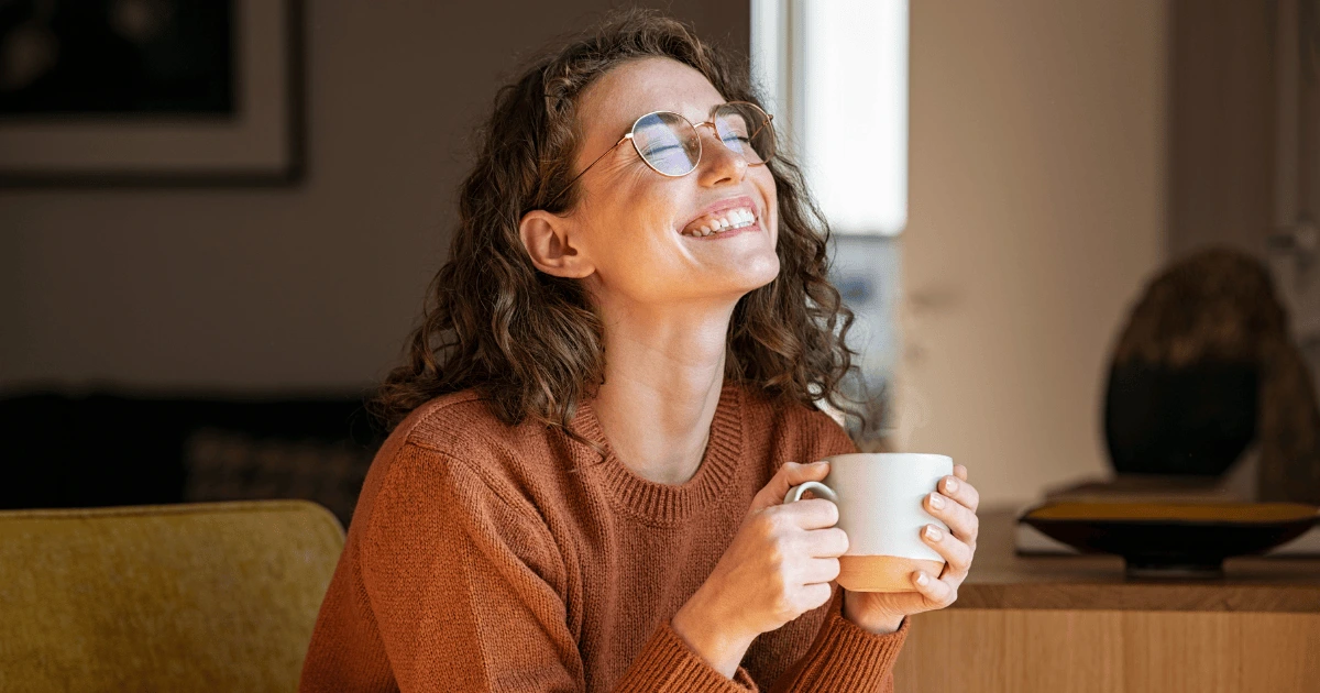 Femme avec une tasse qui semble épanouie