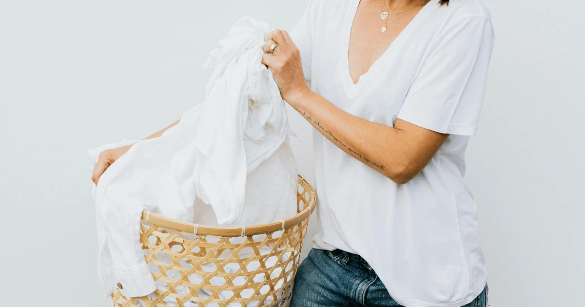 Femme panier linge maison - simplifier gestion linge bonnes questions organisation routines lessives home organiser tri blog anti-bazar